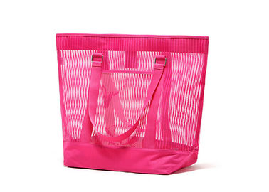 As senhoras multifuncionais de Rosa encalham o saco/sacolas plásticas claras relativos à promoção